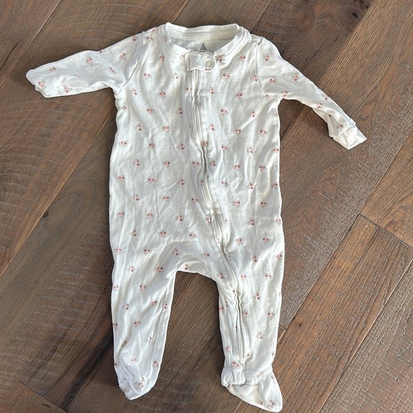 GAP Disney baby - lot of 2 footie pajamas - one Disney print Minnie, one floral - Picture 4 of 4